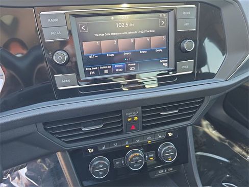 Certified 2024 Volkswagen Jetta SE image 21