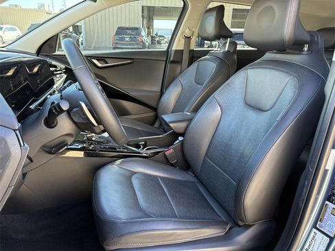 Used 2023 Kia Niro SX Touring image 12