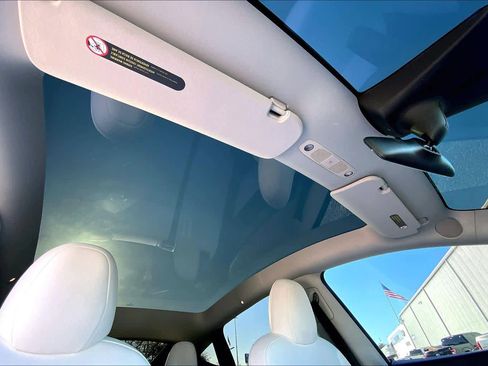 Used 2022 Tesla Model Y Long Range image 12