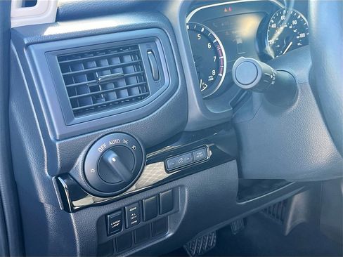 Used 2024 Nissan Titan SV w/ SV Convenience Package image 10