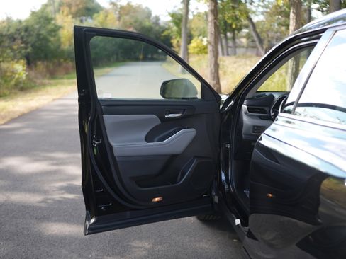 Used 2022 Toyota Highlander XLE image 26