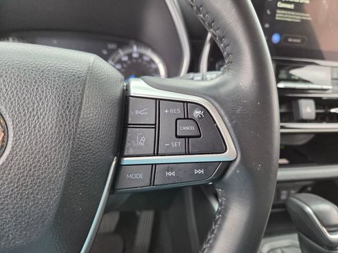 Certified 2023 Toyota Highlander XLE image 26