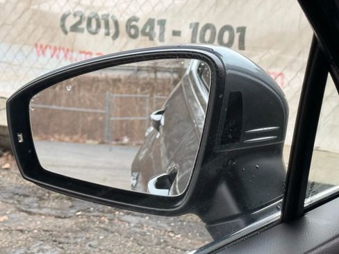 Used 2022 Volkswagen Tiguan SE w/ Panoramic Sunroof Package image 86