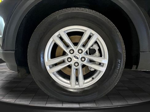 Used 2023 Ford Explorer XLT w/ Equipment Group 202A AWD/4WD image 34