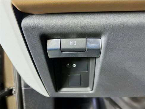 Used 2025 Land Rover Defender 110 X-Dynamic SE image 33