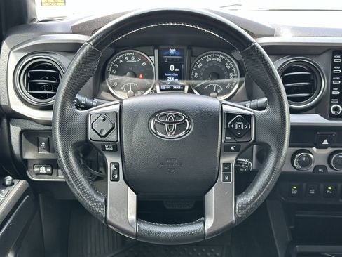 Used 2022 Toyota Tacoma TRD Off-Road w/ Technology Package AWD/4WD image 35