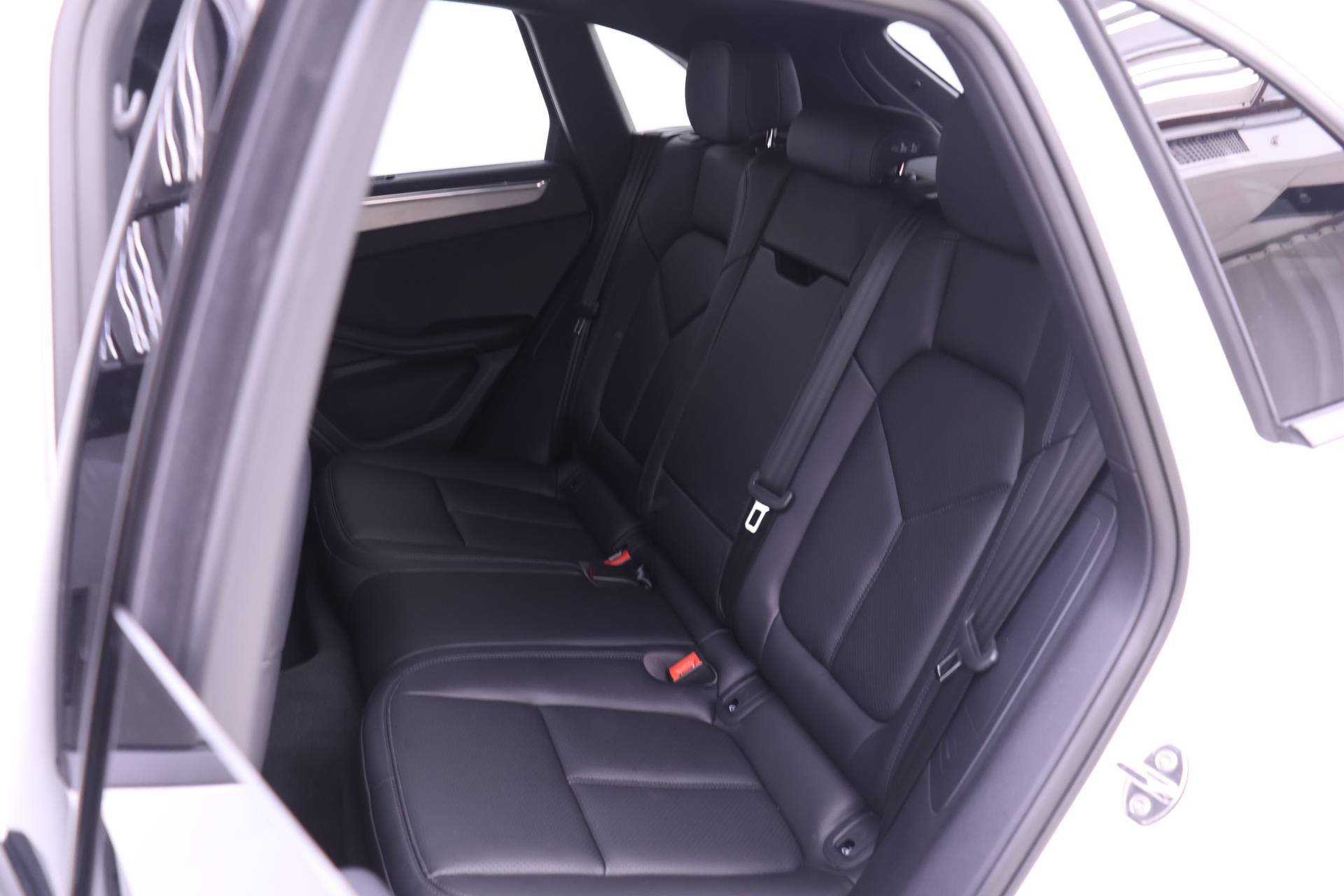 Used 2026 Porsche Macan AWD/4WD image 16