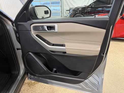 Used 2022 Ford Explorer XLT image 10