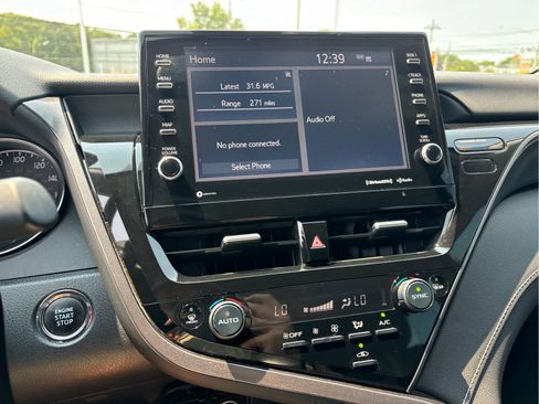 Used 2022 Toyota Camry SE w/ Cold Weather Package FWD image 11