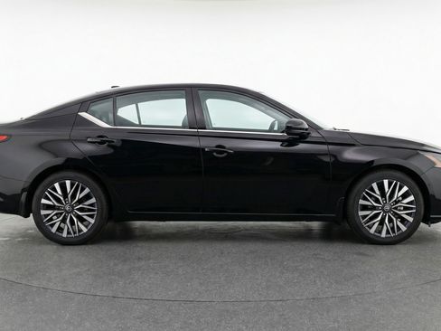 Used 2025 Nissan Altima 2.5 SV image 11
