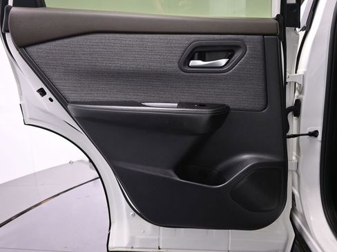 Used 2023 Nissan Rogue SV image 23