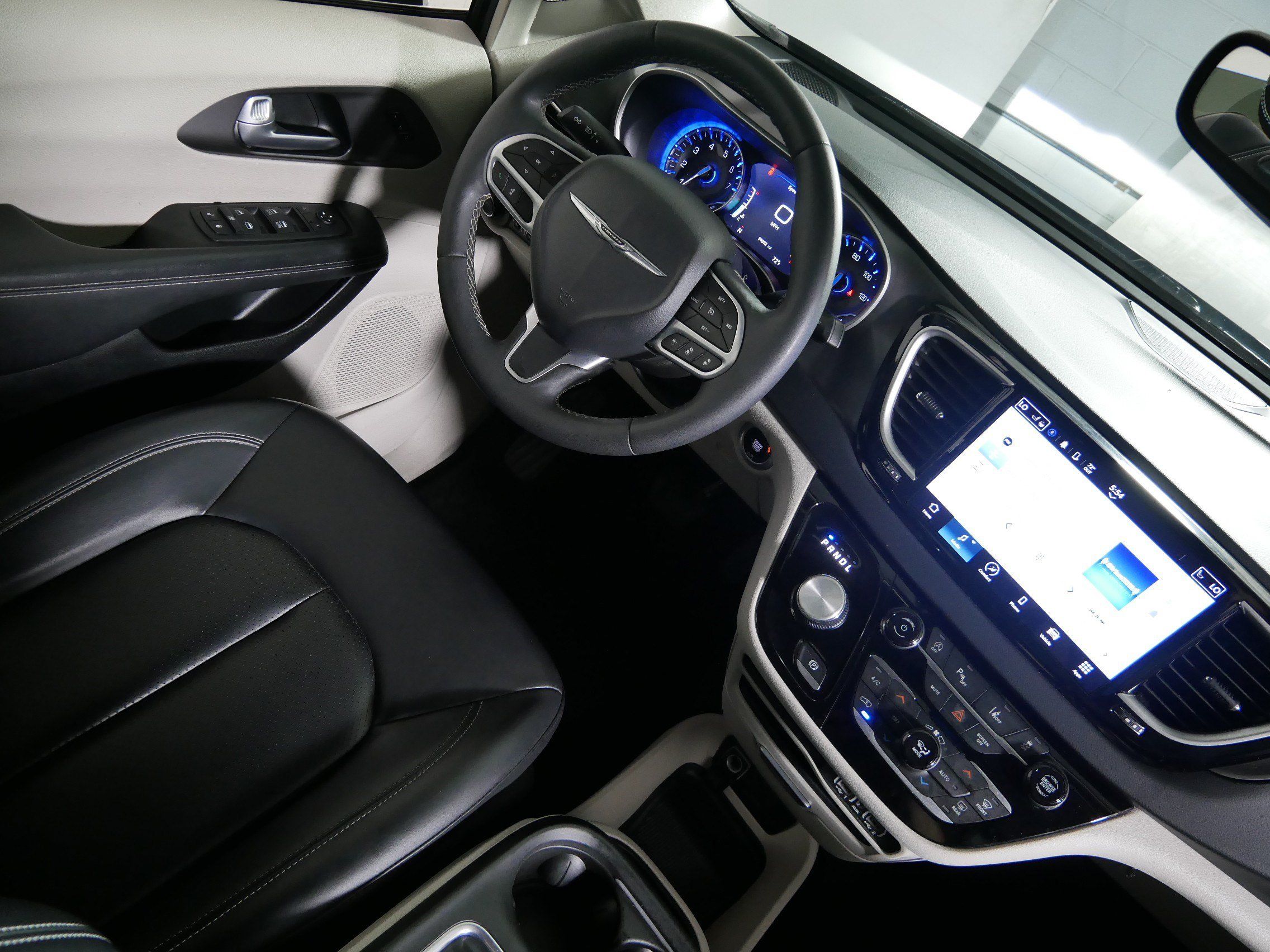 Used 2023 Chrysler Pacifica Touring-L FWD image 9