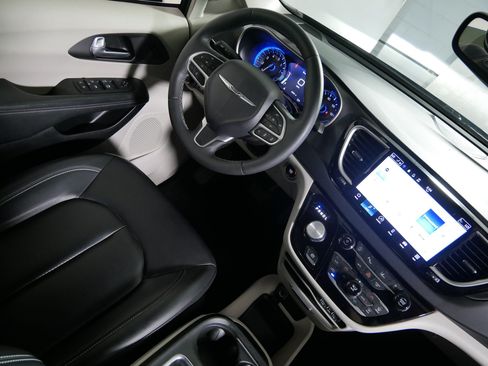 Used 2023 Chrysler Pacifica Touring-L FWD image 9