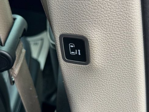 Used 2024 Chrysler Pacifica Touring-L image 16