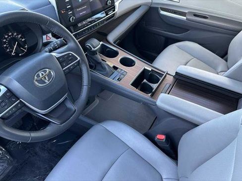 Certified 2024 Toyota Sienna XLE FWD image 9