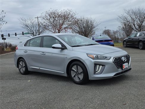 Used 2020 Hyundai Ioniq SE image 2