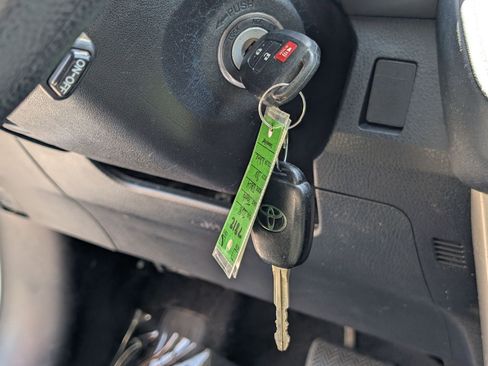 Used 2018 Toyota RAV4 LE AWD/4WD image 17