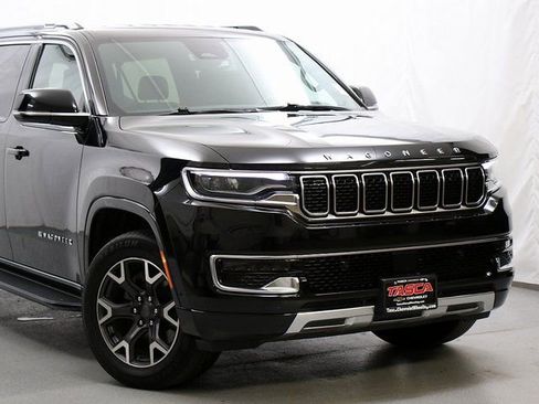 Used 2023 Jeep Wagoneer L Series III w/ Preferred Equipment Group AWD/4WD image 3