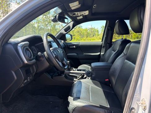 Used 2019 Toyota Tacoma TRD Off-Road AWD/4WD image 9