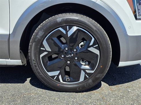 Used 2023 Kia Niro Wave image 9