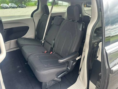 Used 2017 Chrysler Pacifica Touring FWD image 10