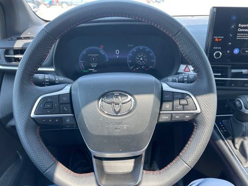 Used 2025 Toyota Sienna XSE FWD image 17