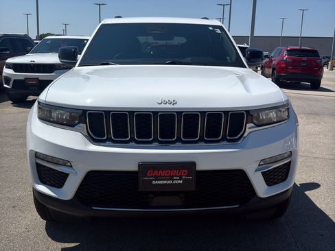 Used 2025 Jeep Grand Cherokee Limited AWD/4WD image 3