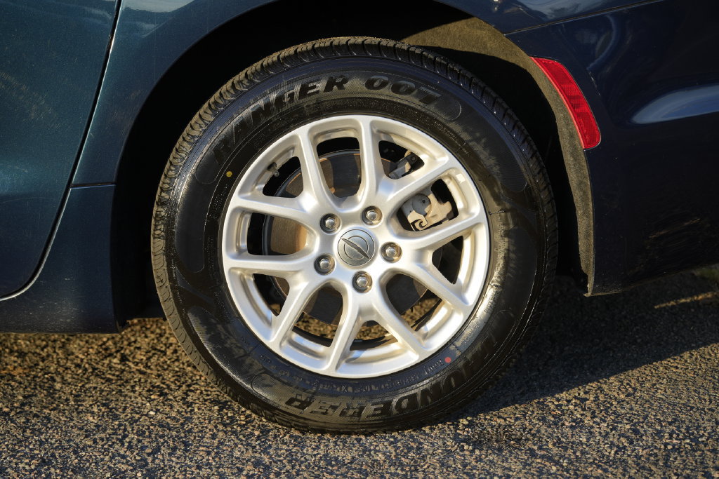Used 2023 Chrysler Pacifica Touring-L FWD image 14