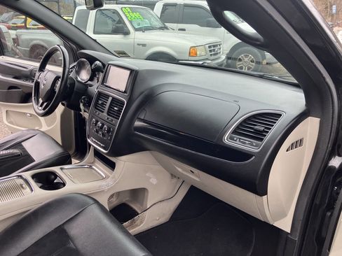 Used 2018 Dodge Grand Caravan SXT image 28