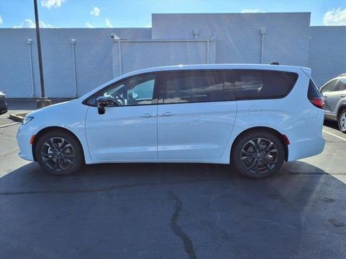 New 2026 Chrysler Pacifica Select image 3