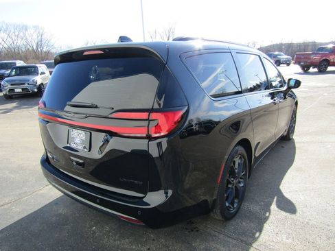 Used 2025 Chrysler Pacifica Limited FWD image 8