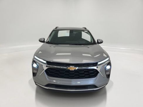 Used 2025 Chevrolet Trax LT w/ LT Convenience Package FWD image 2