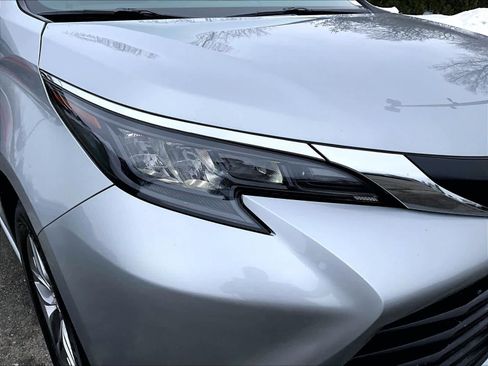 Used 2025 Toyota Sienna LE image 34