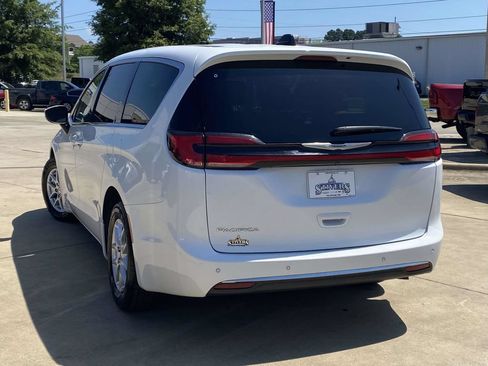 Used 2023 Chrysler Pacifica Touring-L FWD image 6