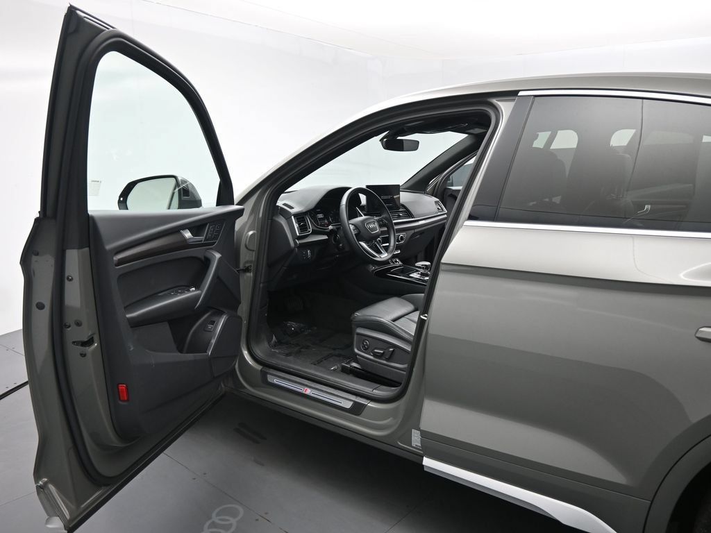 Used 2023 Audi Q5 2.0T Premium w/ Convenience Package AWD/4WD image 9