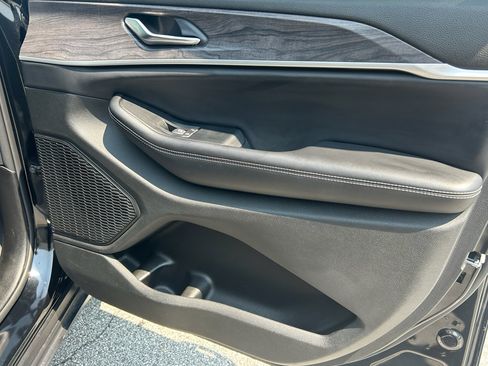 Used 2024 Jeep Grand Cherokee Limited image 18