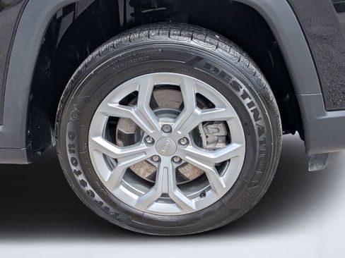 Used 2024 Jeep Compass Latitude image 10