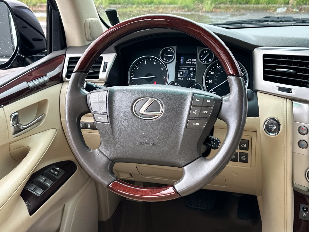 Used 2013 Lexus LX 570 4WD w/ Luxury Pkg w/Pre-crash image 18