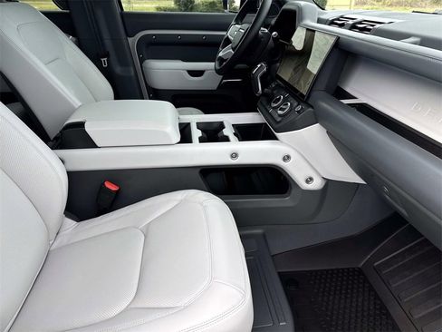 New 2026 Land Rover Defender 110 X-Dynamic SE image 11