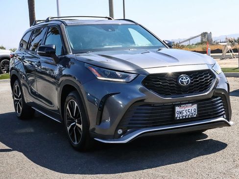 Used 2021 Toyota Highlander XSE FWD image 3