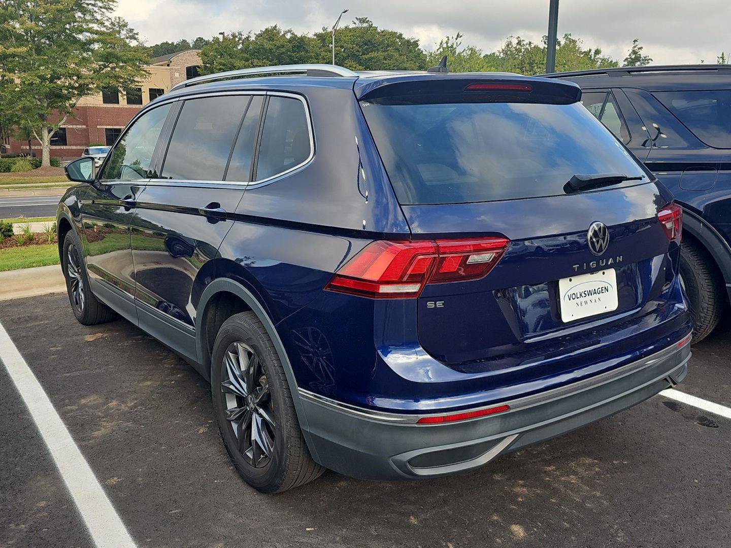 Used 2023 Volkswagen Tiguan SE w/ Panoramic Sunroof Package FWD image 5