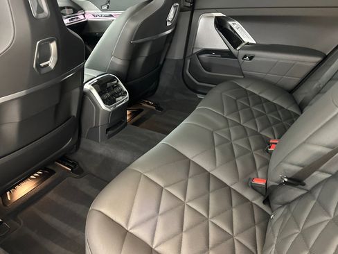 Used 2025 BMW 740i w/ Premium Package image 27