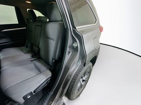 Used 2019 Toyota Highlander LE FWD image 25
