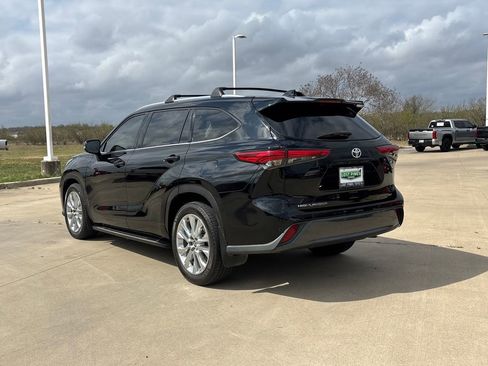 Used 2021 Toyota Highlander Limited image 3