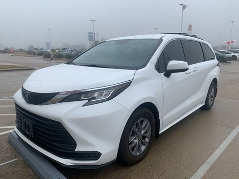 Used 2022 Toyota Sienna LE image 8