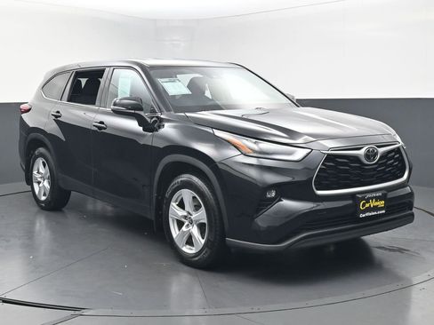 Used 2021 Toyota Highlander LE AWD/4WD image 3