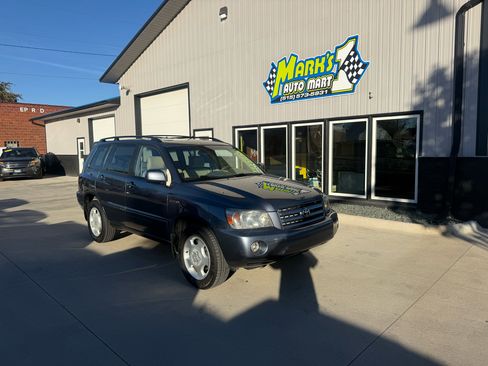 Used 2005 Toyota Highlander 4WD V6 w/ 3rd Row image 1