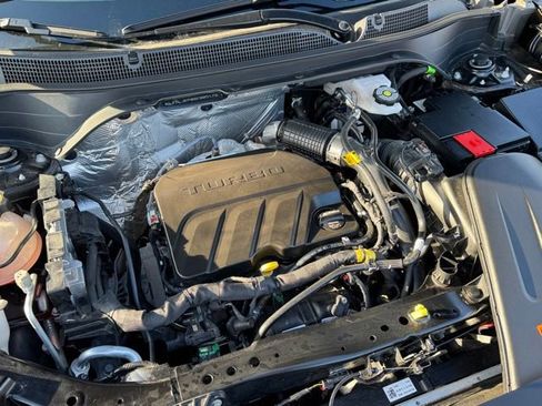 Used 2025 Chevrolet Trax RS w/ Sunroof Package image 32