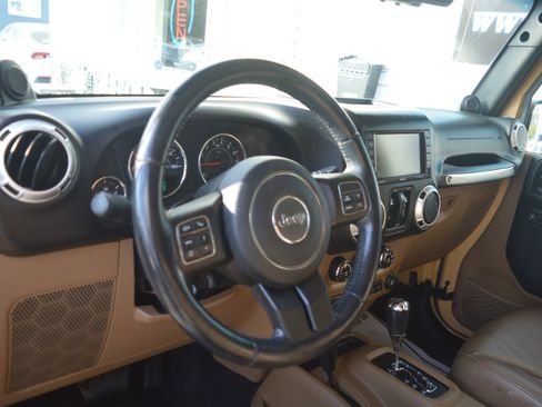 Used 2013 Jeep Wrangler Unlimited Sahara w/ Connectivity Group image 27