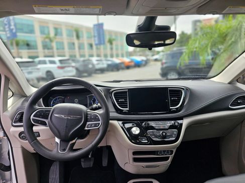 Used 2024 Chrysler Pacifica Limited FWD image 28